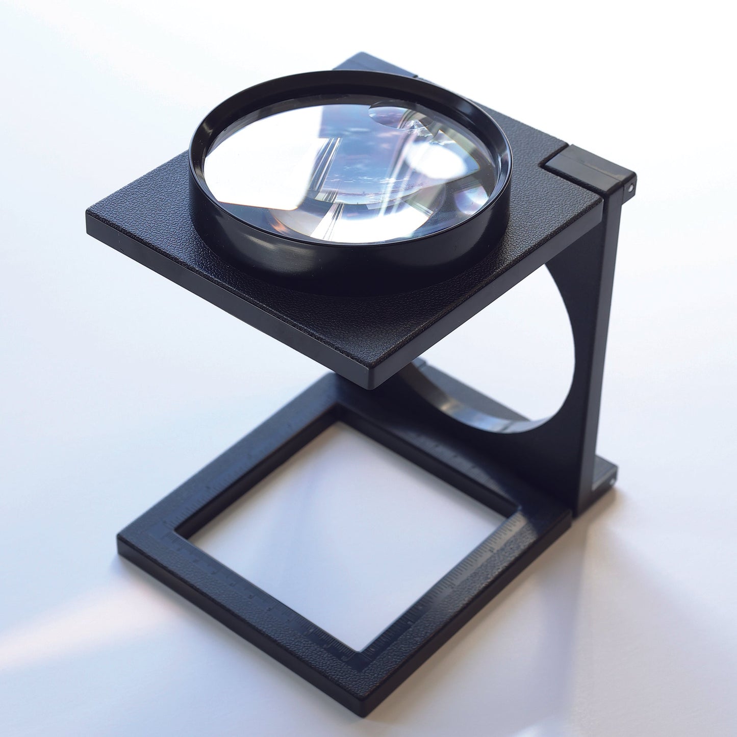 pot view of the foldable magnifier