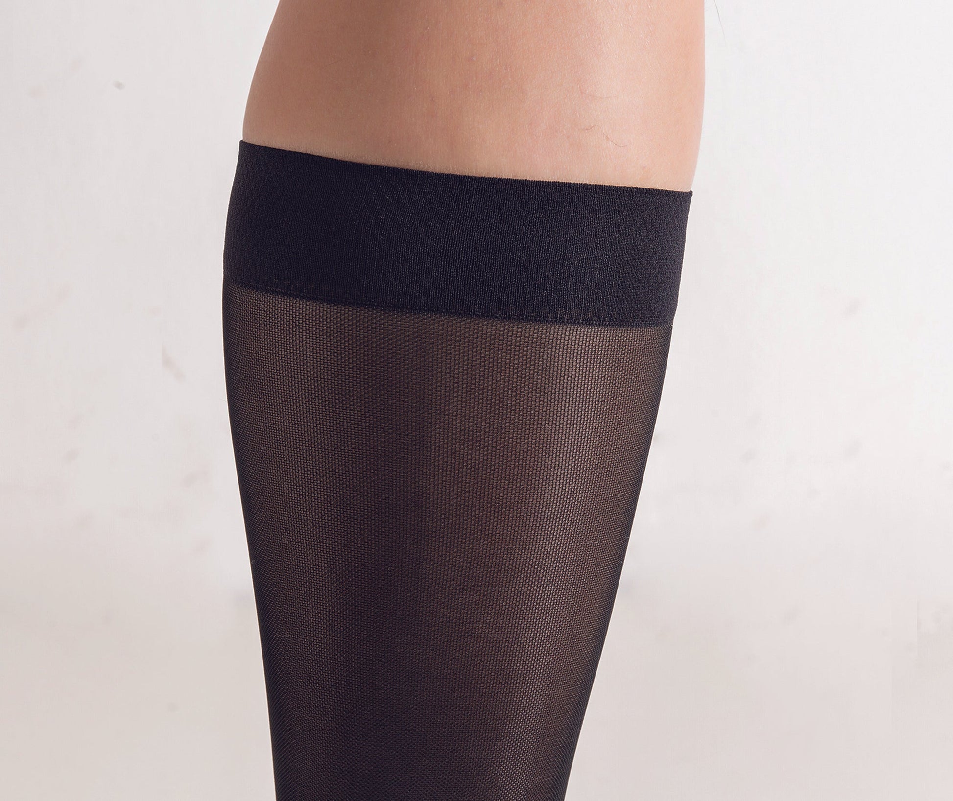 Women's Compression Knee Socks 20-30 mm Hg, Black Knee Band Highlight Photo