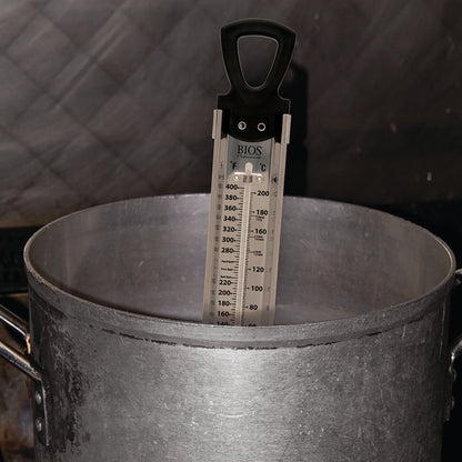 DT158 Premium Candy & Deep Fry Thermometer in a stock pot